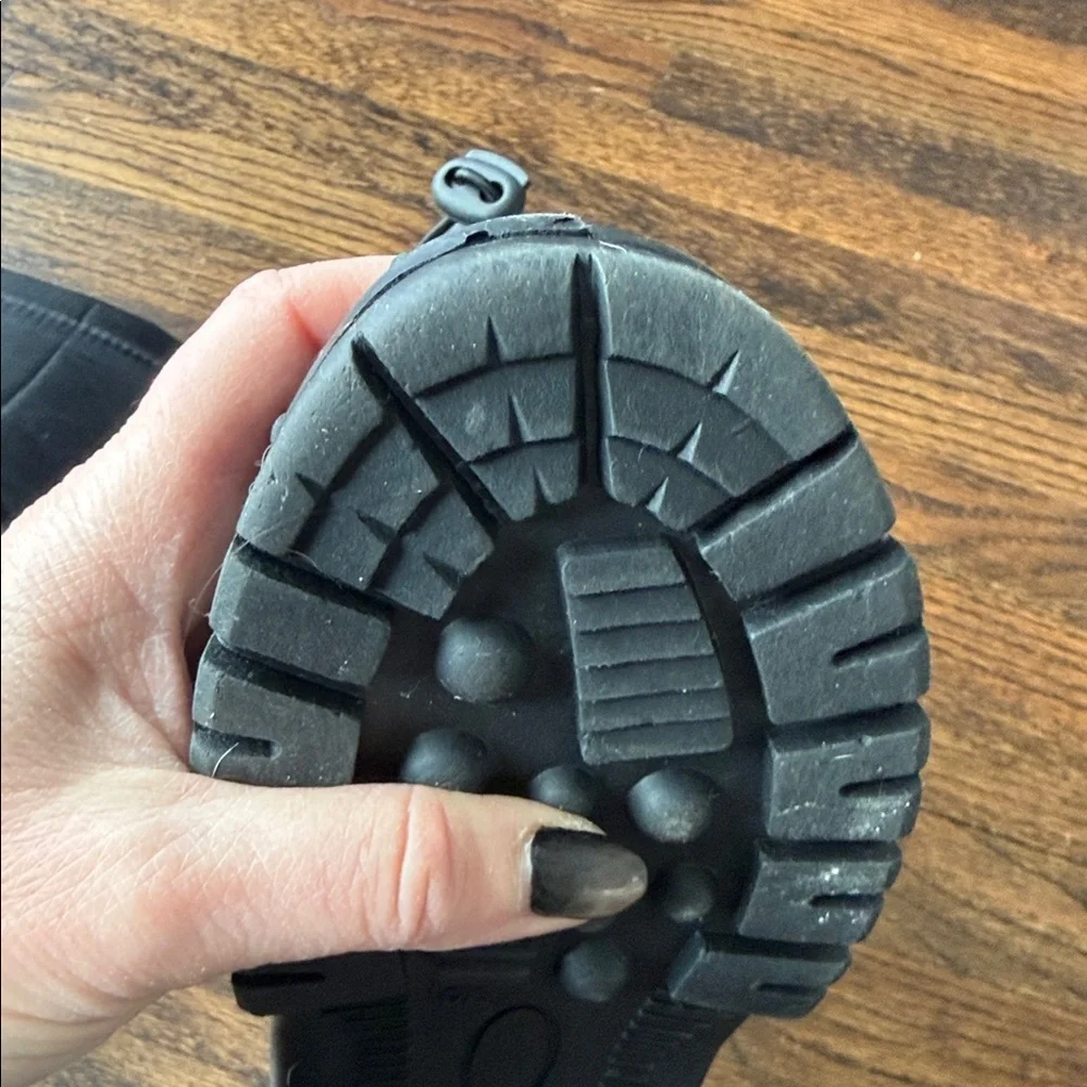 Black Winter Snow Boots kids size 32 which is comparable to little kid size 13/1